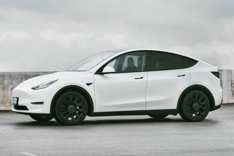 2023 Tesla Model Y — фото и цена, обзор электромобиля в России