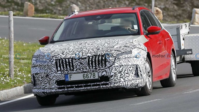 Обновленную Skoda Octavia впервые заметили на тестах