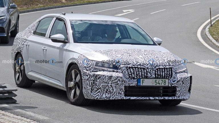 Новую Skoda Superb снова заметили на тестах: есть шпионские снимки