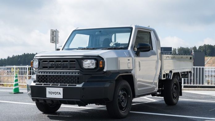 У Toyota появился уникальный пикап-конструктор по цене LADA Vesta. Где его продают