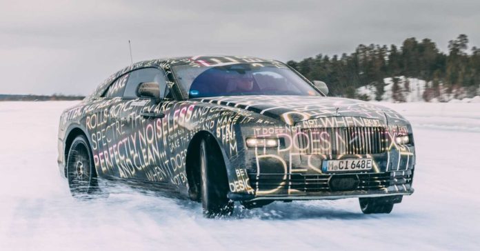 Новый Rolls-Royce Spectre снова замечен на тестах: свежие фото и видео