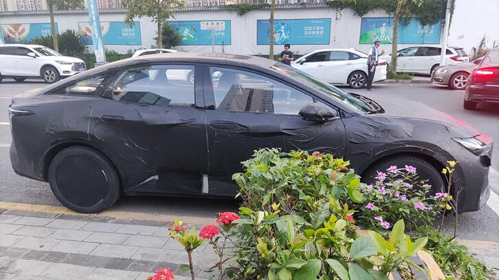 В Китае вышел на тесты новый седан Toyota. Он электрический