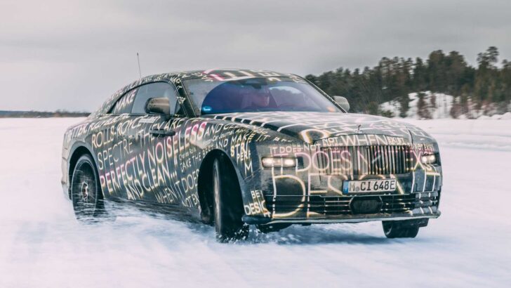 Новый Rolls-Royce Spectre снова замечен на тестах: свежие фото и видео