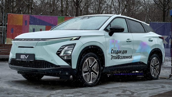 В Россию привезли первый электромобиль OMODA