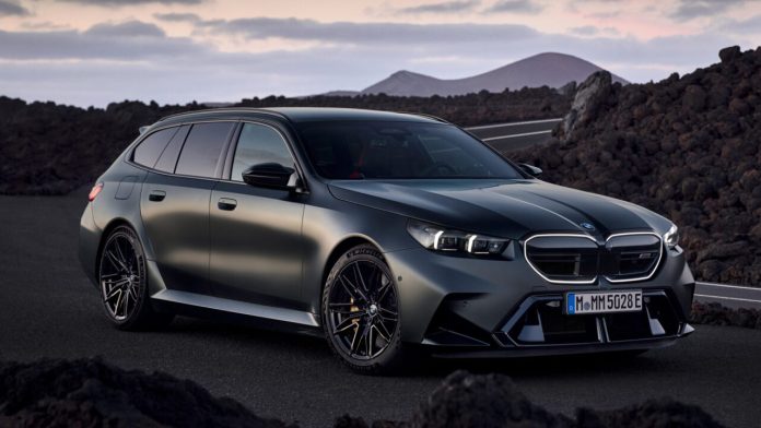 Представлен «заряженный» BMW M5 Touring нового поколения. Он стал гибридным