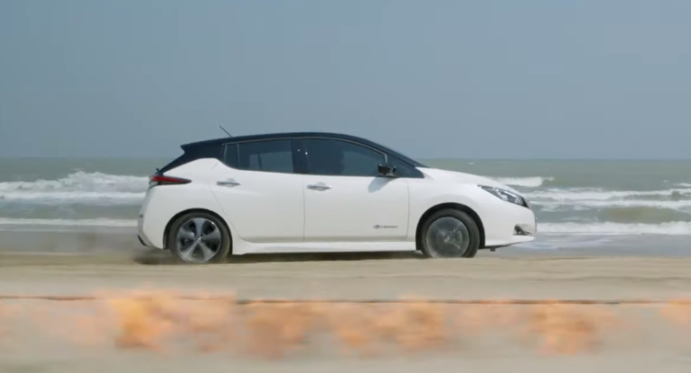 Nissan показал гонку между электрокаром, ветром и огнём