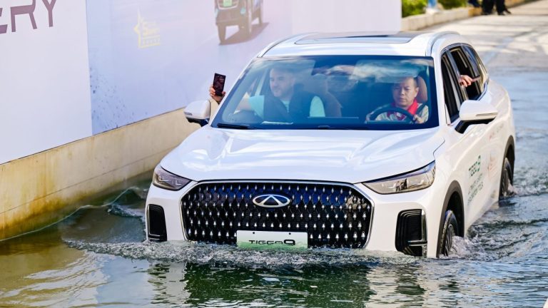Chery провела публичные испытания флагманского гибрида Chery провела публичные испытания флагманского гибрида
