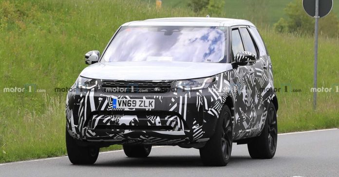 Land Rover вывел на тесты обновленный Land Rover Discovery