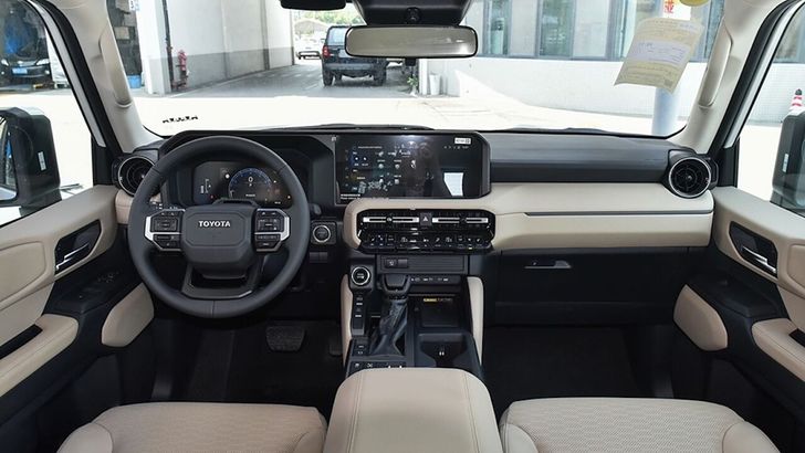 Интерьер Toyota Land Cruiser Prado VX Интерьер Toyota Land Cruiser Prado VX