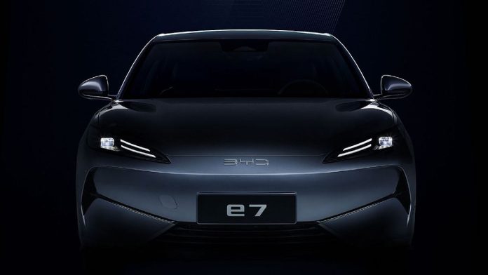 BYD показал черты нового седана, способного проезжать на электричестве более 500 км