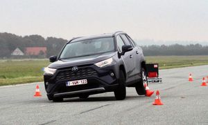 Toyota RAV4 прошёл новый «лосиный тест» Toyota RAV4 прошёл новый «лосиный тест»