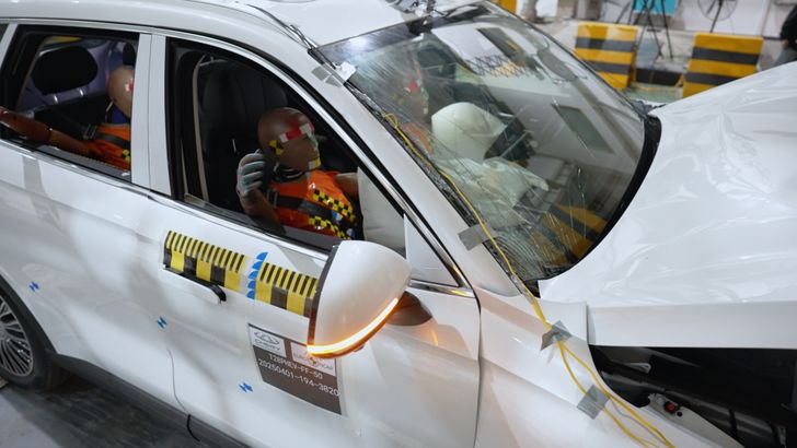 Безопасность лучшего кроссовера Chery проверили в лобовом ДТП. Что получилось Безопасность лучшего кроссовера Chery проверили в лобовом ДТП. Что получилось