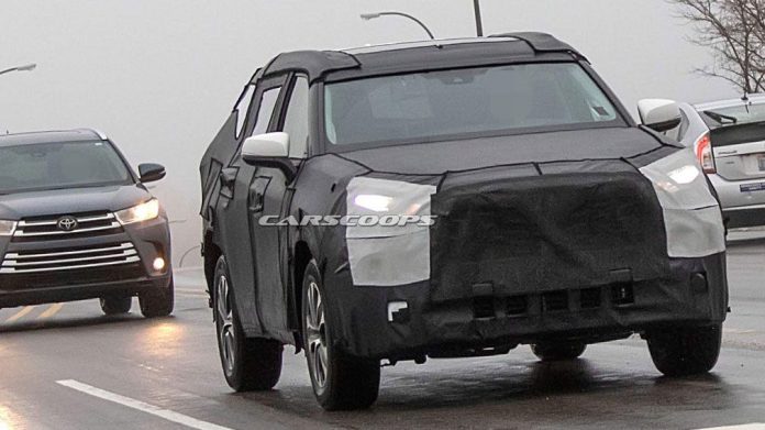 На дорожных тестах замечен новый Toyota Highlander