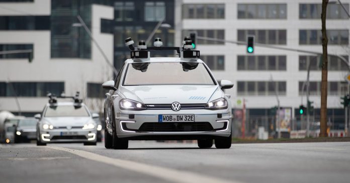 Volkswagen начал тесты беспилотных автомобилей четвертого уровня