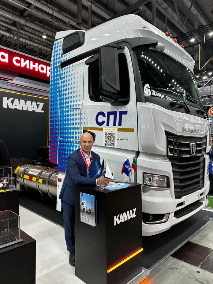 The newest KAMAZ gas-powered truck with a range of 1,600 km was photographed