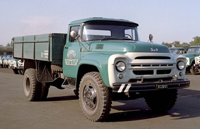 It has become known why in the USSR the cabins of ZIL-130 trucks were painted blue