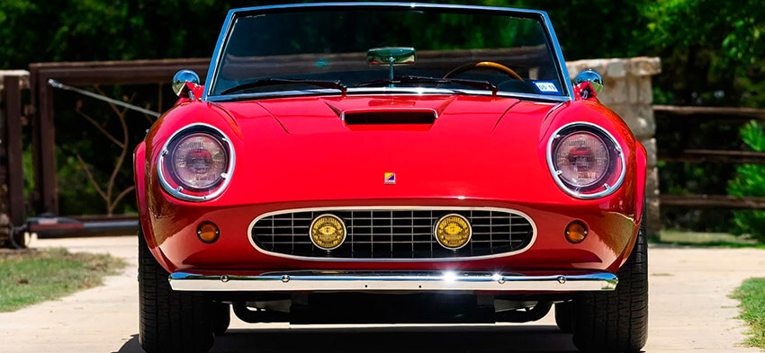 Фото самого старого шикарного автомобиля Ferrari 250 GT вид спереди