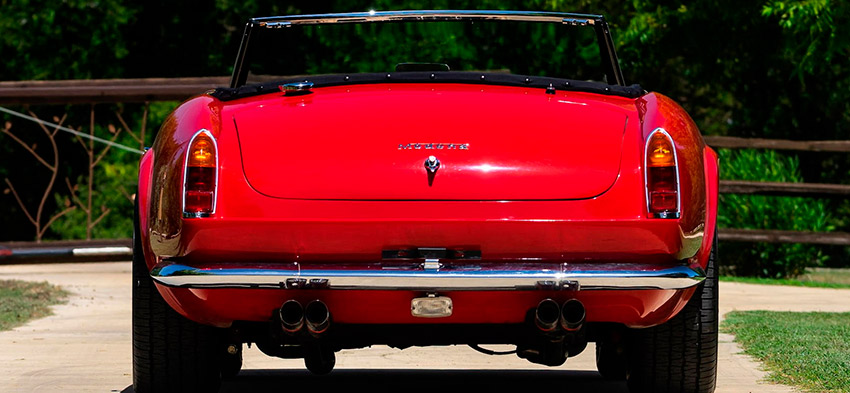 Фото самого старого шикарного автомобиля Ferrari 250 GT вид сзади