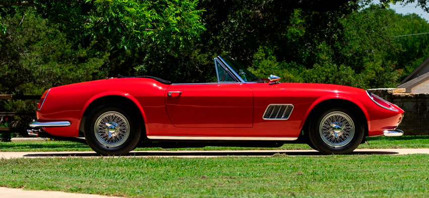 Фото самого старого шикарного автомобиля Ferrari 250 GT вид сзади