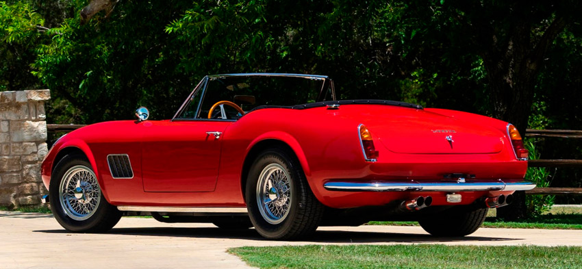 Фото самого старого шикарного автомобиля Ferrari 250 GT вид сзади