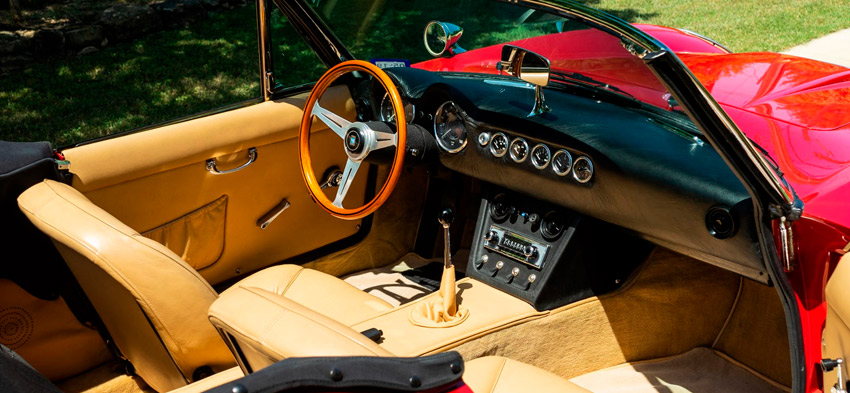 Фото самого старого шикарного автомобиля Ferrari 250 GT вид сзади