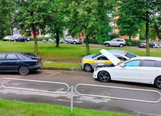 A woman dropped off her car at the dry cleaners. She had to pick it up after an accident involving two other cars – Auto Online A woman dropped off her car at the dry cleaners. She had to pick it up after an accident involving two other cars – Auto Online