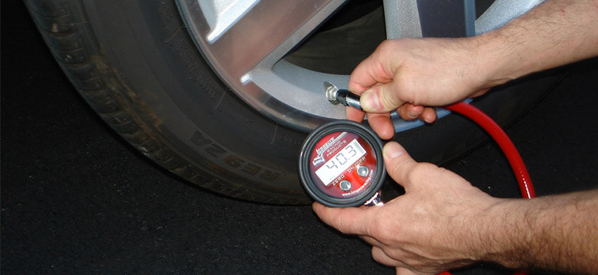 Экономим на бензине проверяя давление в шинах