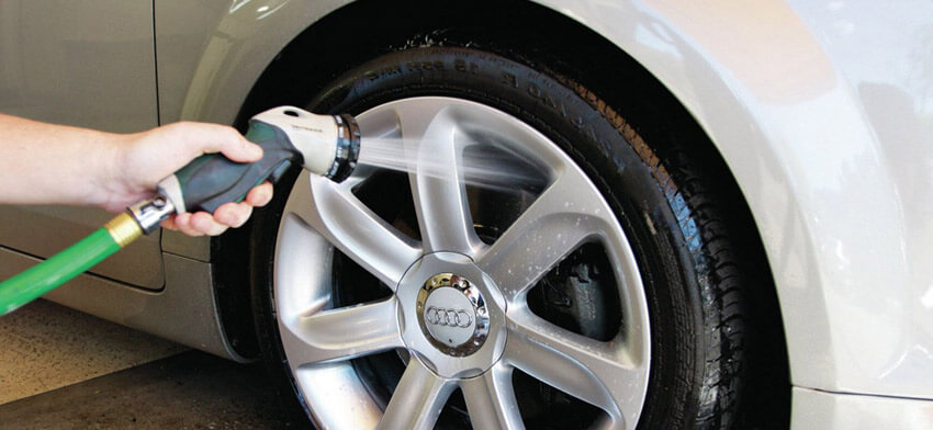 Полная мойка колёс у автомобиля