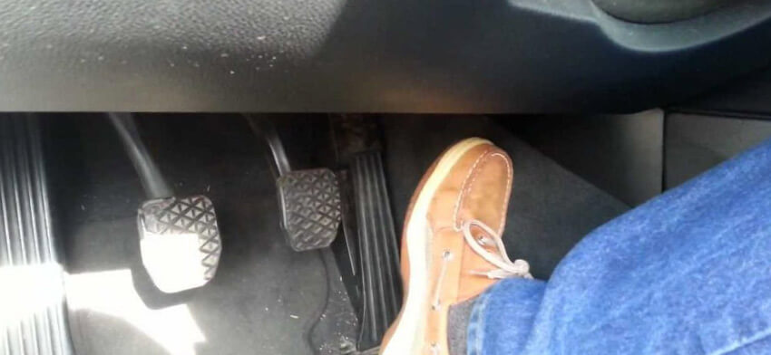 Залипла педаль газа Используем штатный тормоз