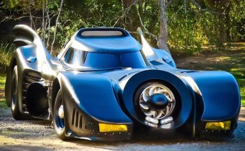 A Batmobile with machine guns has been put up for auction in the US. A Batmobile with machine guns has been put up for auction in the US.