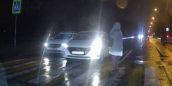 432634c49a506656d99b77157ddc45a6.png “Almost Hit Someone.” Taxi Driver Crosses Crosswalk in Front of Pedestrian in Front of Police – Auto Online