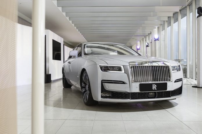 The new Rolls-Royce Ghost premiered in Europe.