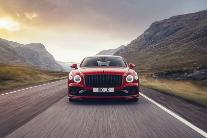 32cba9d5e1afedb46c47fa30f684447b.jpg The new Bentley Flying Spur V8 can reach speeds of up to 318 km/h.
