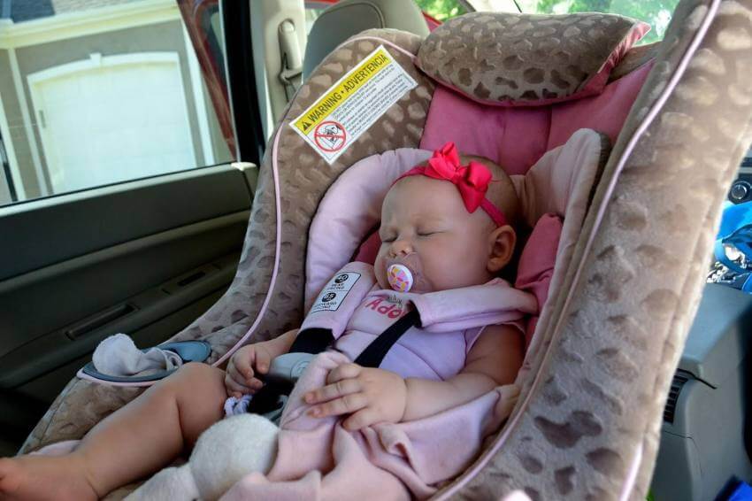 Фото спящего ребенка в автокресле