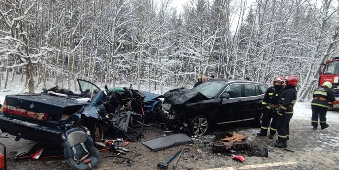 38f4aa01c7f383b596908e5fc49dbb1b.jpg Two BMWs collided on a highway in the Minsk region. A woman died, and a child was among the injured – Auto Online