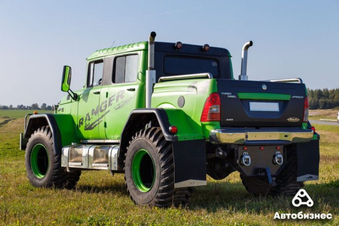 Belarusians built a unique pickup truck from a ZIL and a GAZ-66.