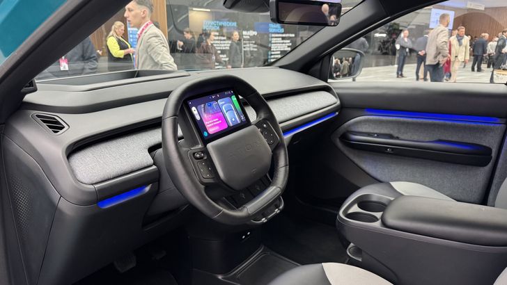 Интерьер электромобиля «Атом»