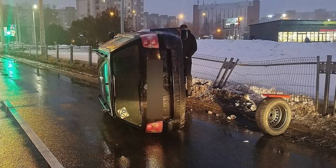 d43be11978b71759be3d792a0d29b33e.jpg “Brakes Failed.” A Volkswagen, Unlicensed, Ends Up on Its Side After an Accident – Auto Online