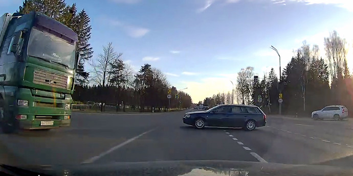 fbac67a8f6b585c084b2683f19d2e122.jpg Video: A massive accident could have happened at this intersection. Reflexes and fresh brakes saved the day – Auto Online