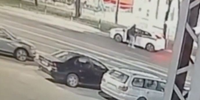 71d173b7881f2955fb0ab7764dc1af50.jpg Brest incident: pedestrian attacks parked taxi, damaging two doors – Auto Online