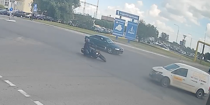 1cdb1d94743efeec45589a0baf56a9d8.png A biker died after a crash with a car. The moment of the accident was captured on video – Auto Online