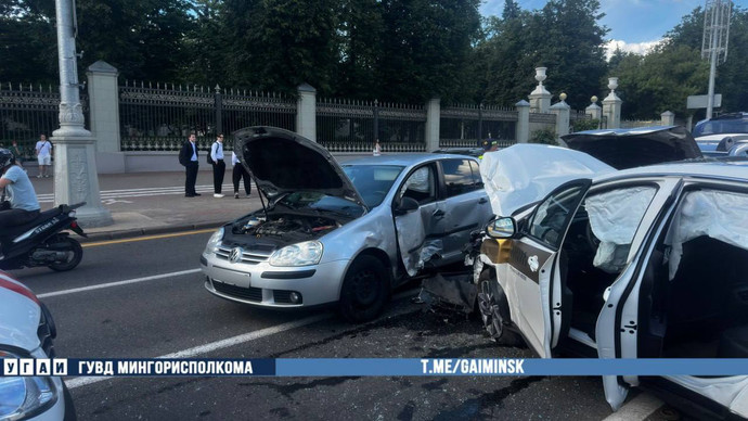 76c66e31648a311c510b58460a105cc7.jpg Turning right from the fourth lane. Five cars collided in Minsk – Auto Online