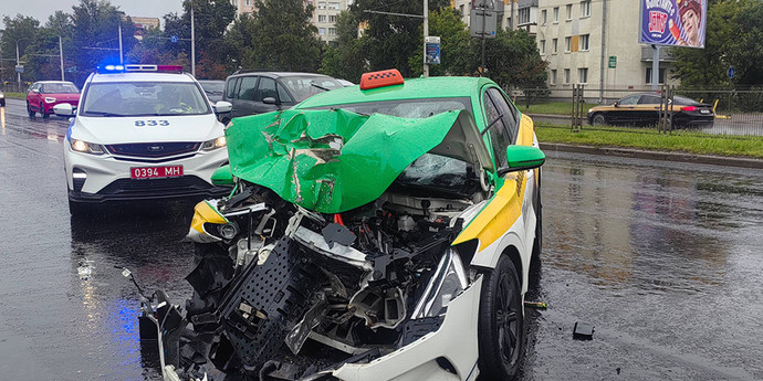 5e9f0422b2ce9bec751bd77c252525dc.jpg Тормозил или нет? На проспекте автомобиль такси врезался в автобус, два человека в больнице – Авто Onlíner