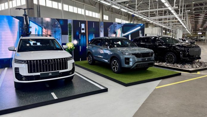 Возвращение «Волги» и продукт «Яндекса»: сколько новых автомобилей Volga, UMO и «Атом» уже купили россияне