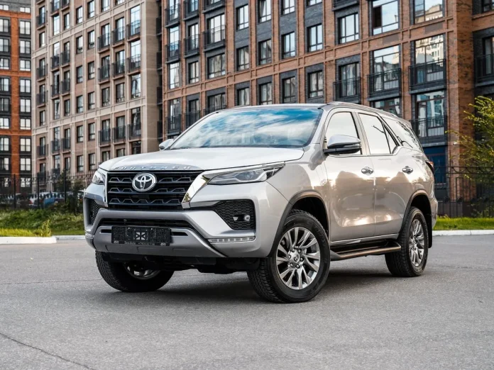 Toyota Fortuner снова продают в России: сколько стоит легендарный внедорожник в 2026 году
