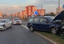 Accident on Pritytskoho Street: An Audi driver crashed into a Volkswagen, which skidded off the road. Video – Auto Online Accident on Pritytskoho Street: An Audi driver crashed into a Volkswagen, which skidded off the road. Video – Auto Online