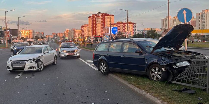 15e11b28f4ba815a294fcce6f32740fa.jpg Accident on Pritytskoho Street: An Audi driver crashed into a Volkswagen, which skidded off the road. Video – Auto Online