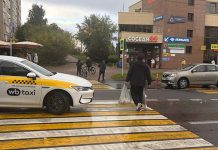 A taxi driver hit a girl on a stunt scooter. Her parents were following her – video – Auto Online A taxi driver hit a girl on a stunt scooter. Her parents were following her – video – Auto Online